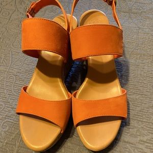 EUC Ugg wedges 8.5 Saddle color